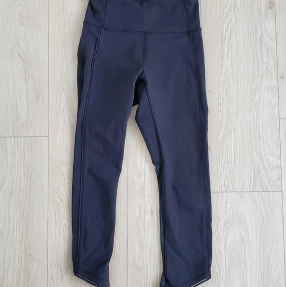 Lululemon 3/4 mesh leggings in size 2 - Picture 3 of 6